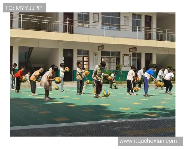 幼儿园小班趣味篮球操轻松锻炼孩子身体协调性与团队合作精神